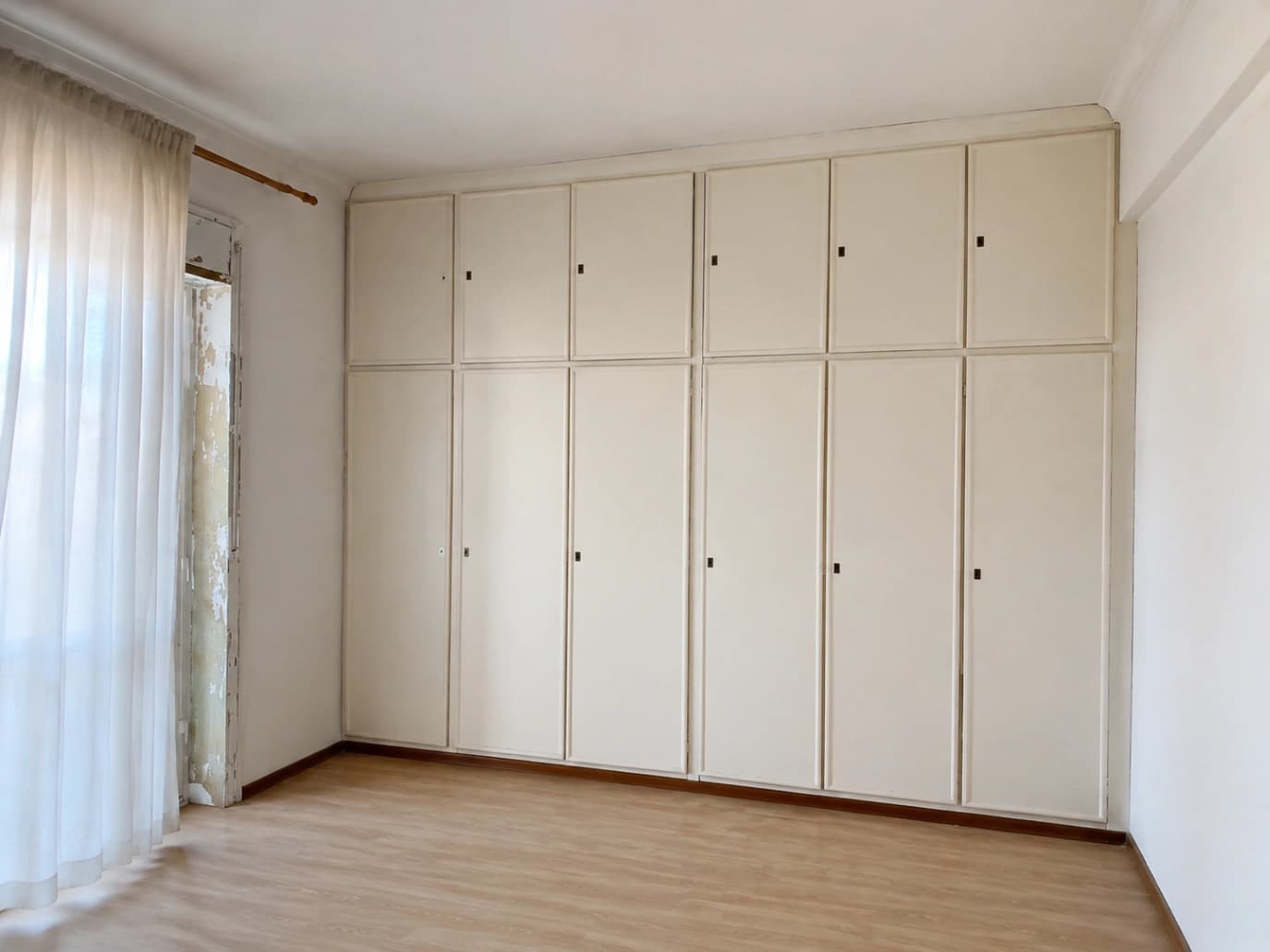 Armadio bianco a muro